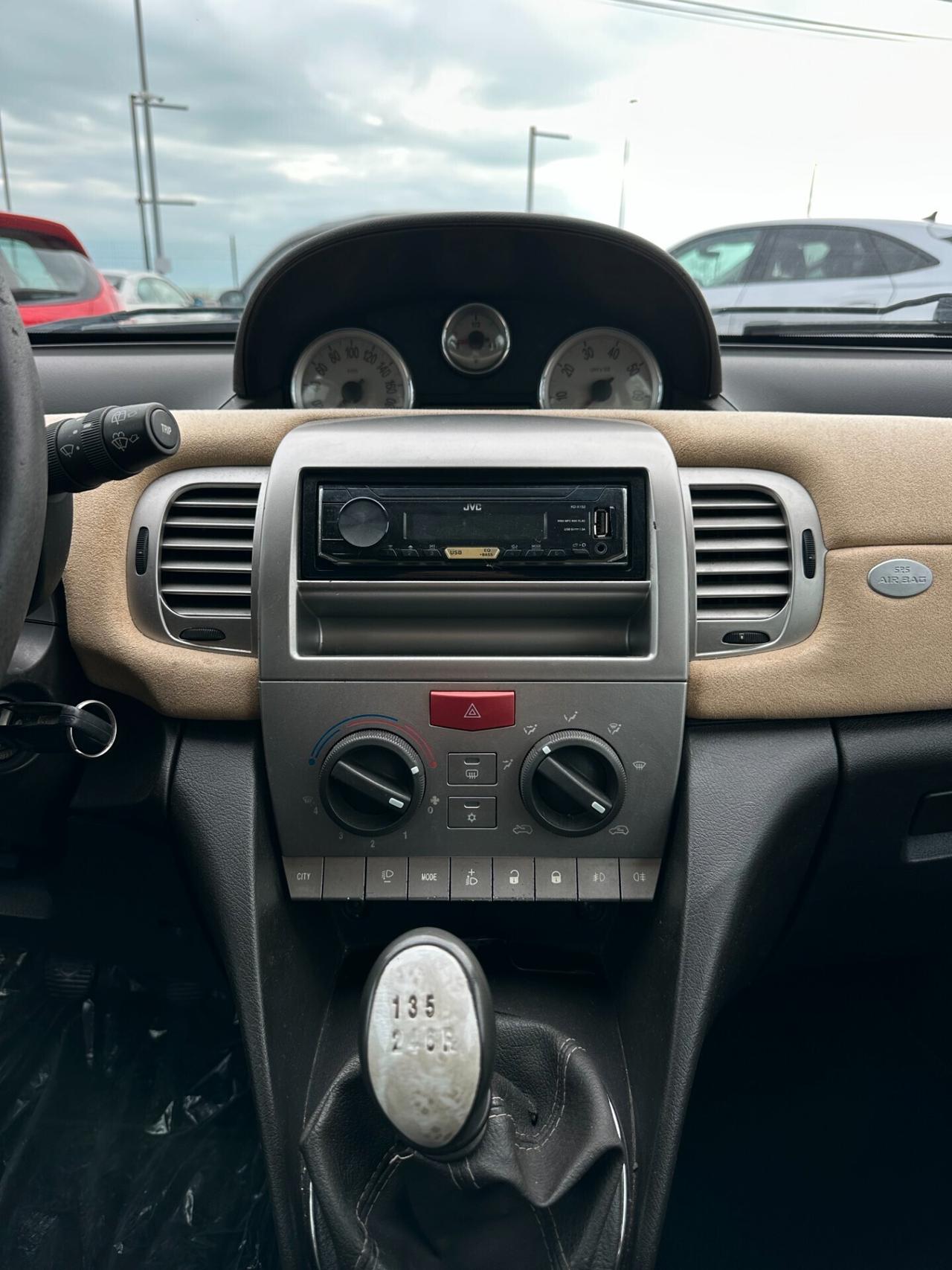 Lancia Ypsilon 1.4 16V Sport MomoDesign