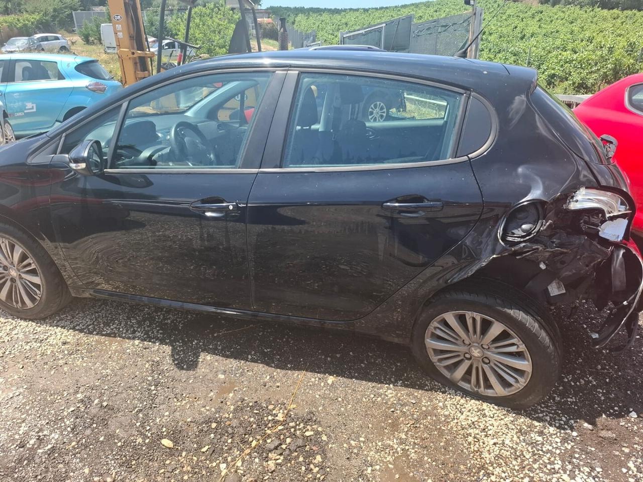 PEUGEOT 208 BLACKLINE VA IN MOTO SINISTRATA