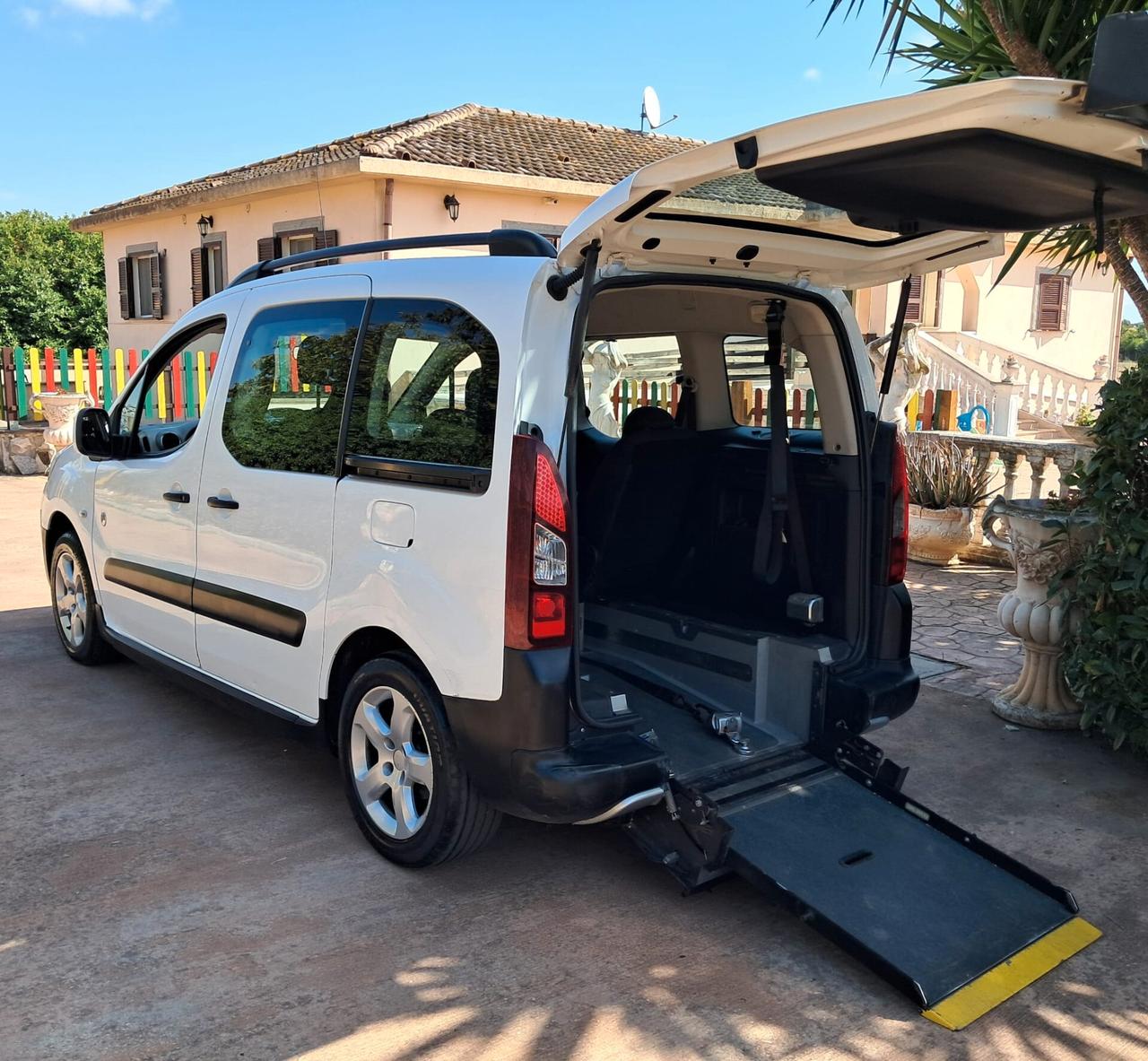 PEUGEOT PARTNER TRASPORTO DISABILI PIANALE RIBASSATO