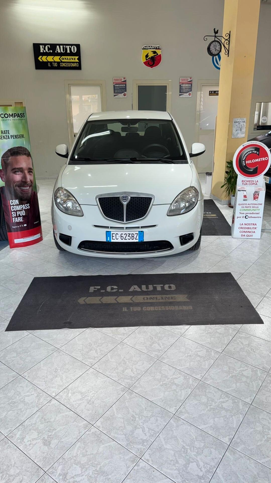 Lancia Ypsilon 1.3 MJT 75 CV Versus