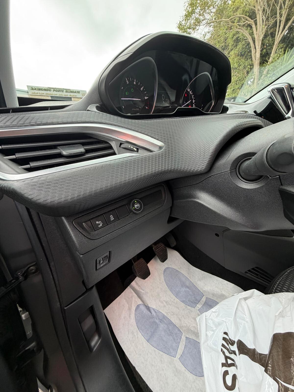 Peugeot 208 PURETECH 5P ALLURE