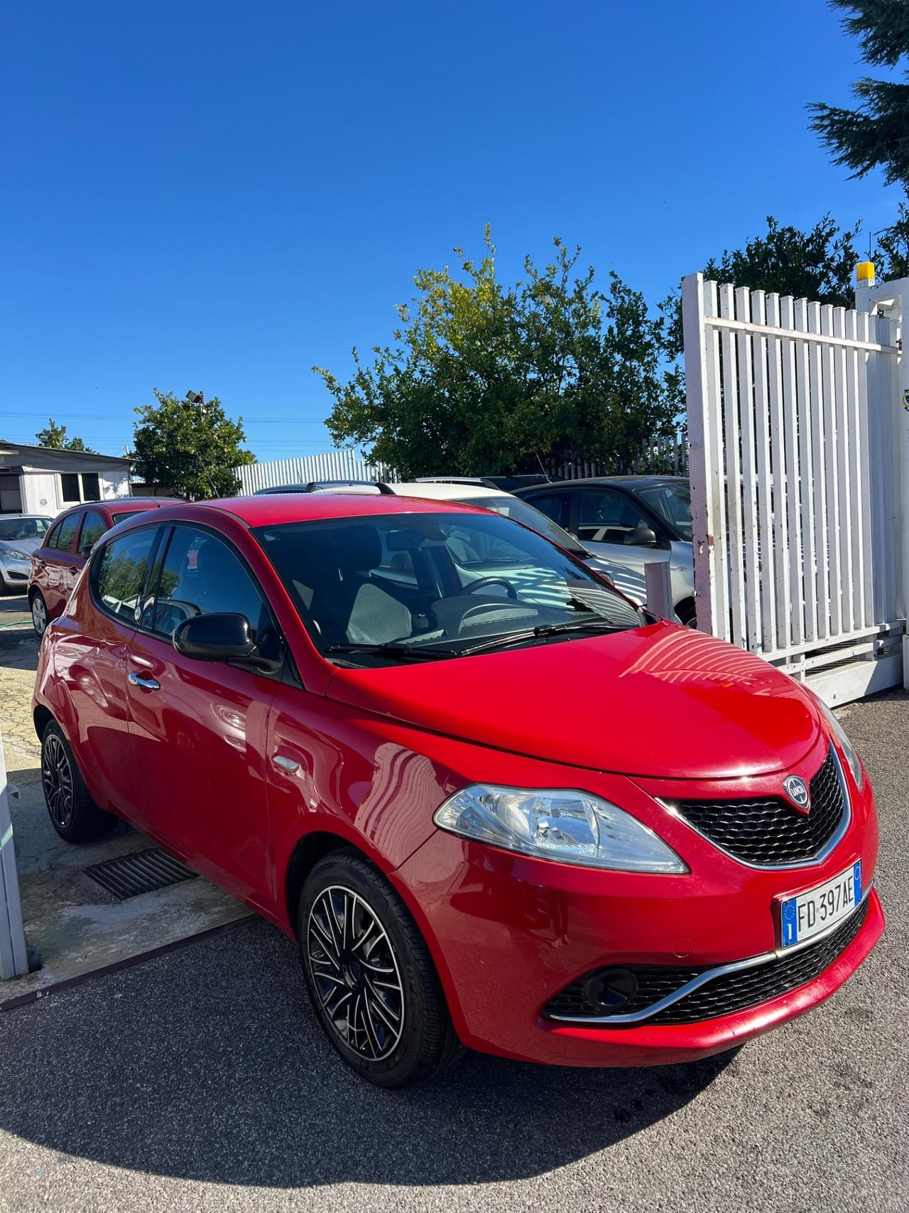 Lancia Ypsilon 1.2 69 CV 5 porte GPL Ecochic Silver