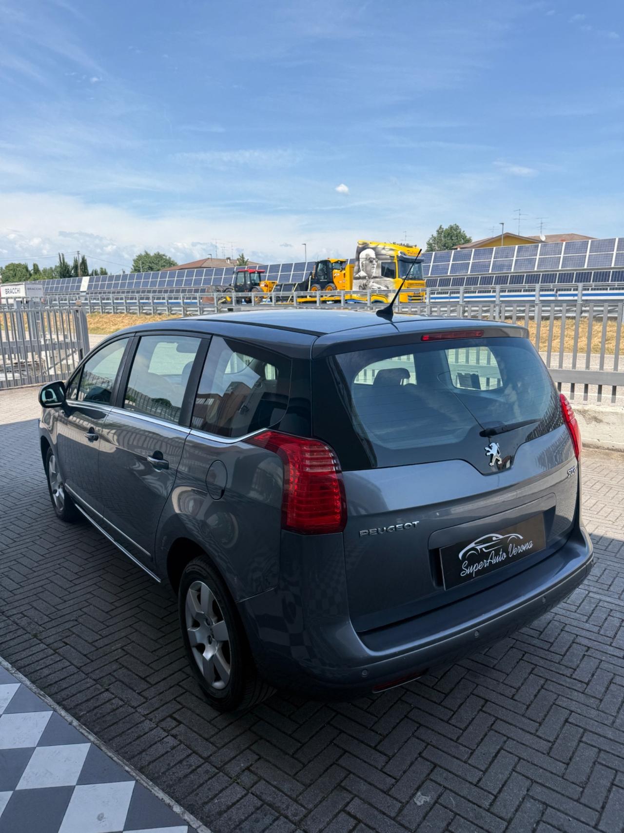 Peugeot 5008 1.6 e-HDi 112CV Stop&Start cambio robotizzato Féline