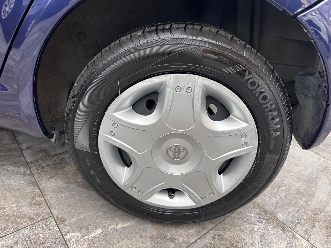 Toyota Yaris 1.0i 16V cat 5 porte Sol