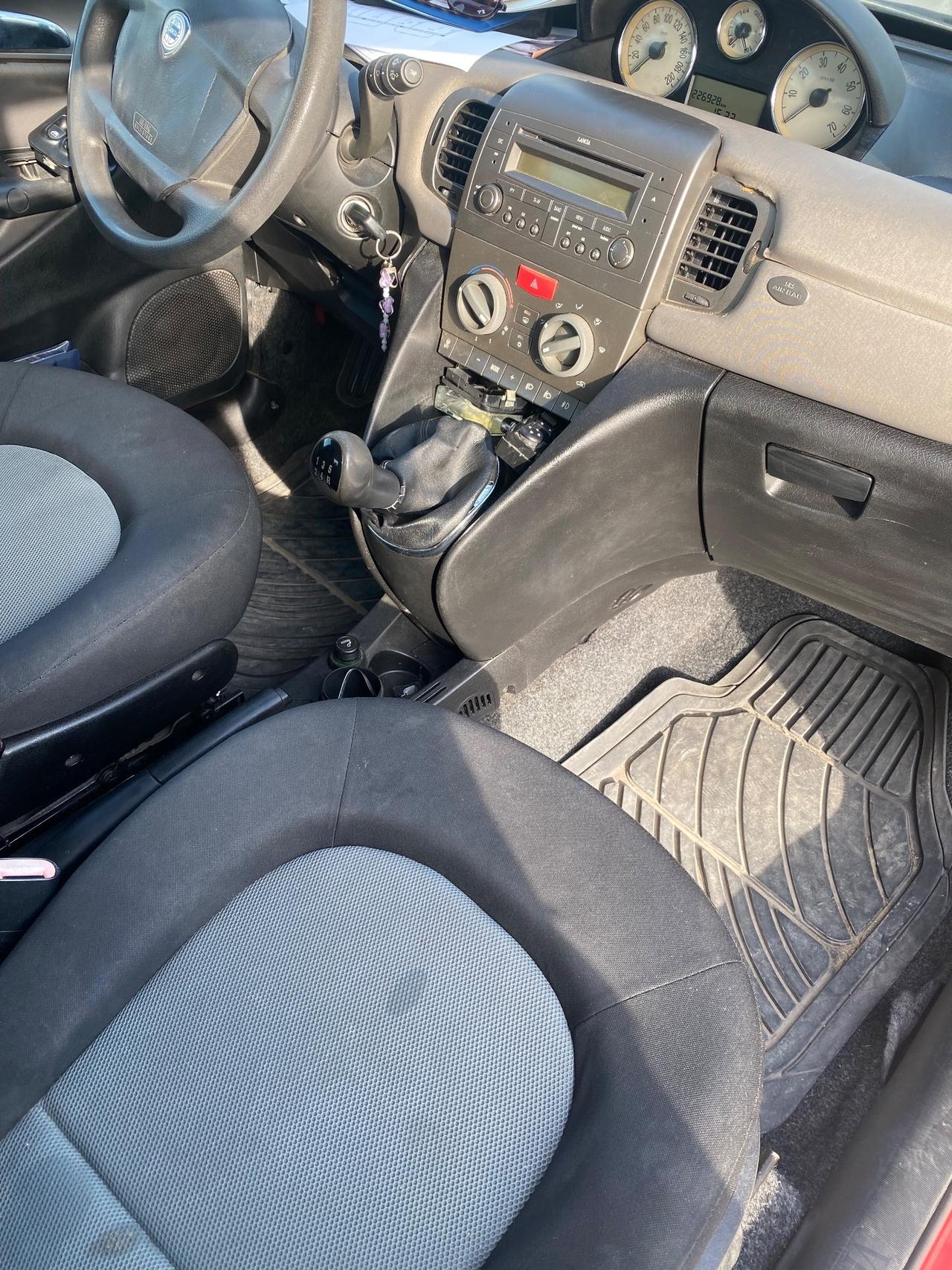 Lancia Ypsilon 1.3 MJT 75 CV Platino