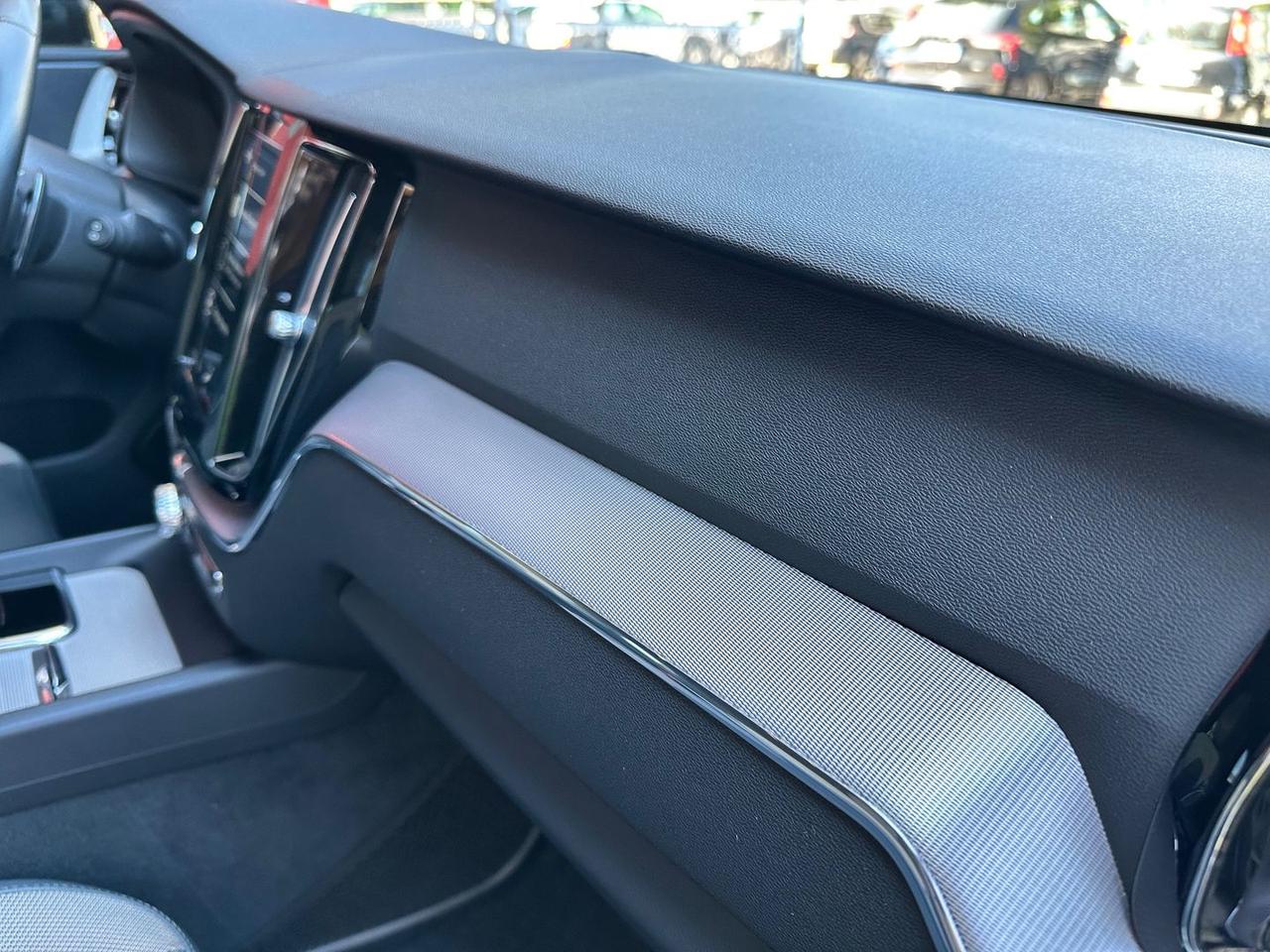 Volvo XC 60 R Design 2.0 B4 MHEV #6137