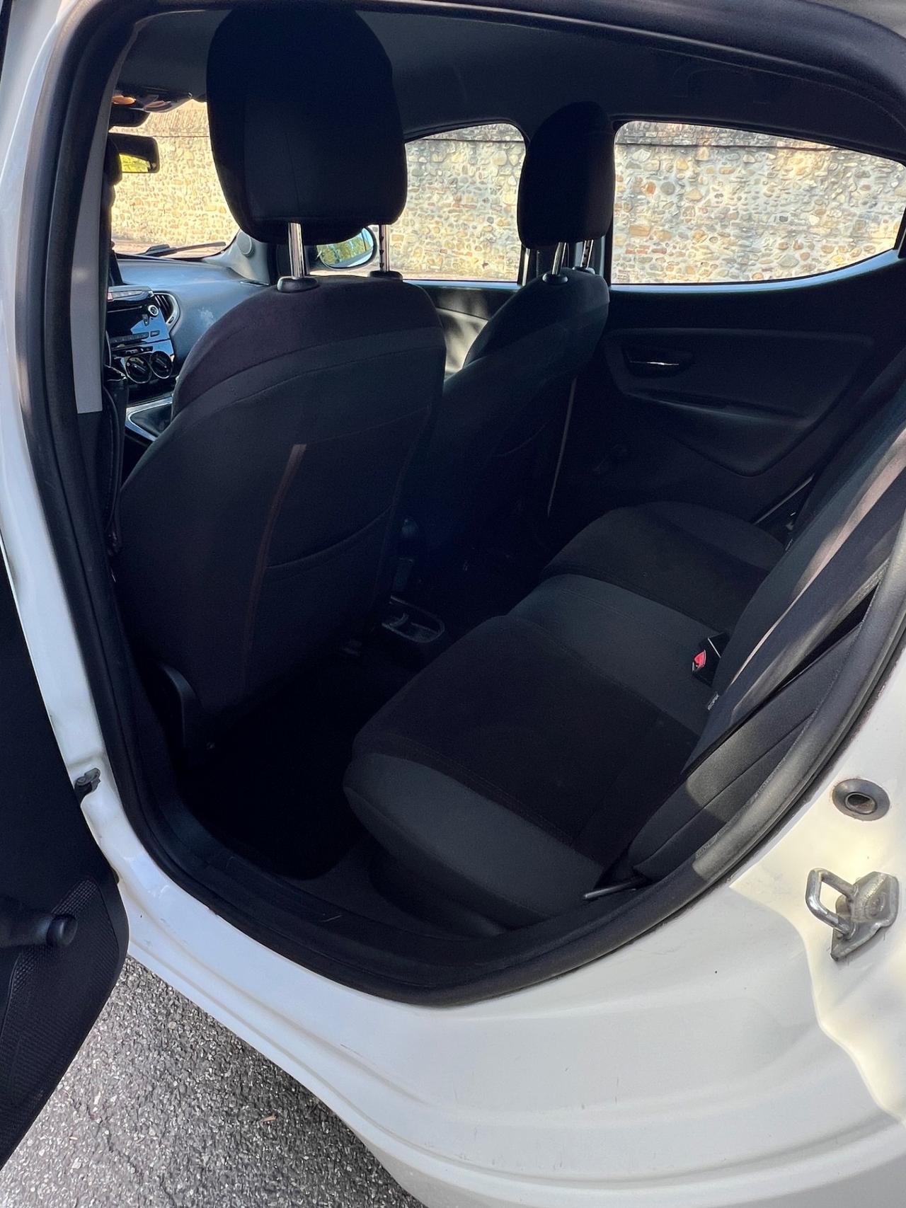 Lancia Ypsilon 1.2 69 CV Unyca