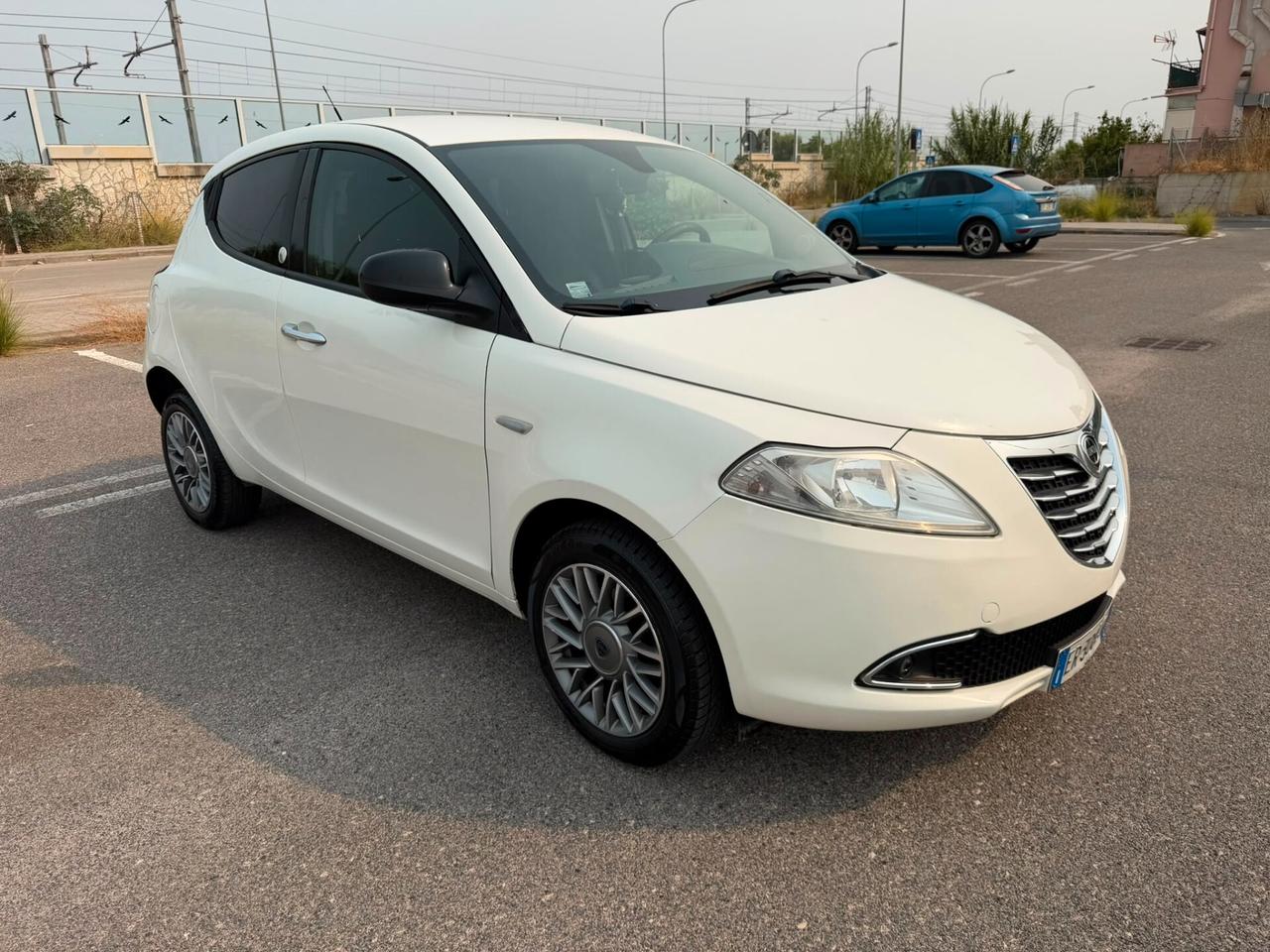 Lancia Ypsilon 0.9 TwinAir 85 CV 5 porte Metano Ecochic Silver