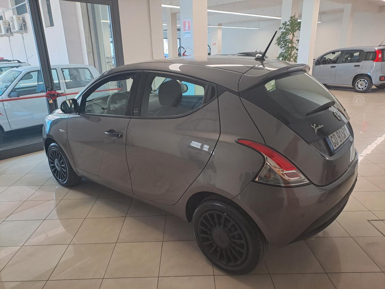 Lancia Ypsilon 1.0 FireFly 5 porte S&S Hybrid Ecochic Silver