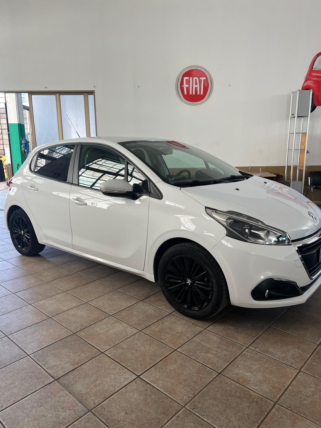 Peugeot 208 PureTech 82 5 porte Black Line