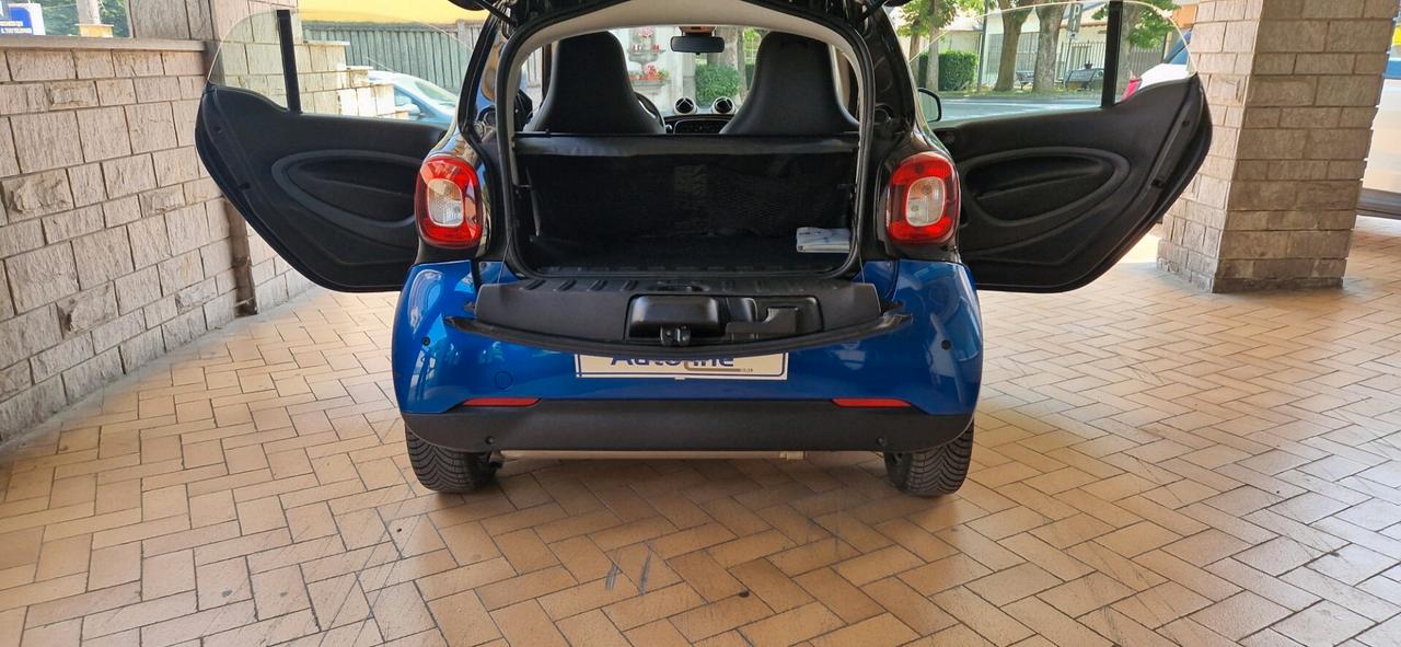 Smart ForTwo 70 1.0 twinamic Youngster cerchi in lega cambio automatico e sequenziale sedili in pelle