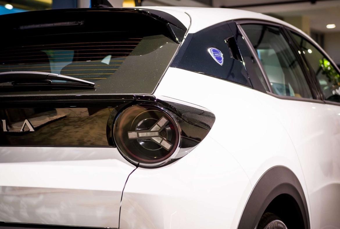 Lancia Ypsilon Hybrid e-DCT AUTO A NOLEGGIO