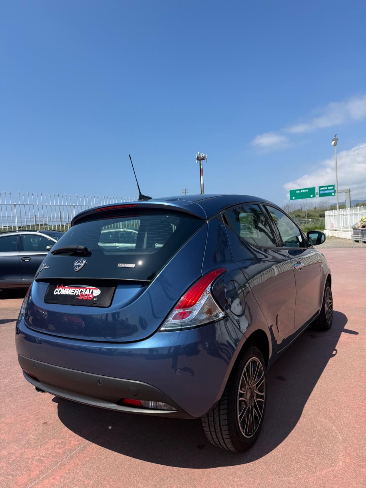 Lancia Ypsilon 1.0 Hybrid 69cv