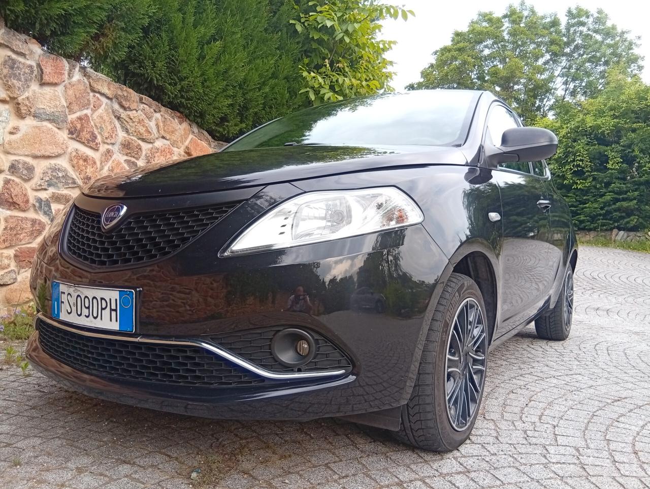 Lancia Ypsilon 1.2 69 CV 5 porte GPL Ecochic Black and Noir