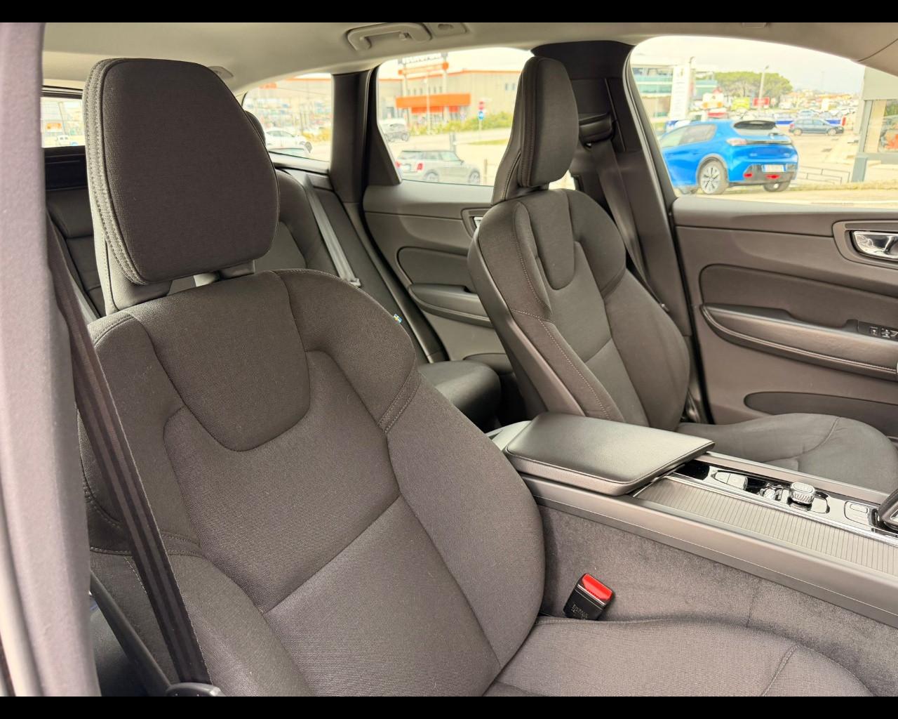 VOLVO XC60 B4 AWD MOMENTUM AUTO