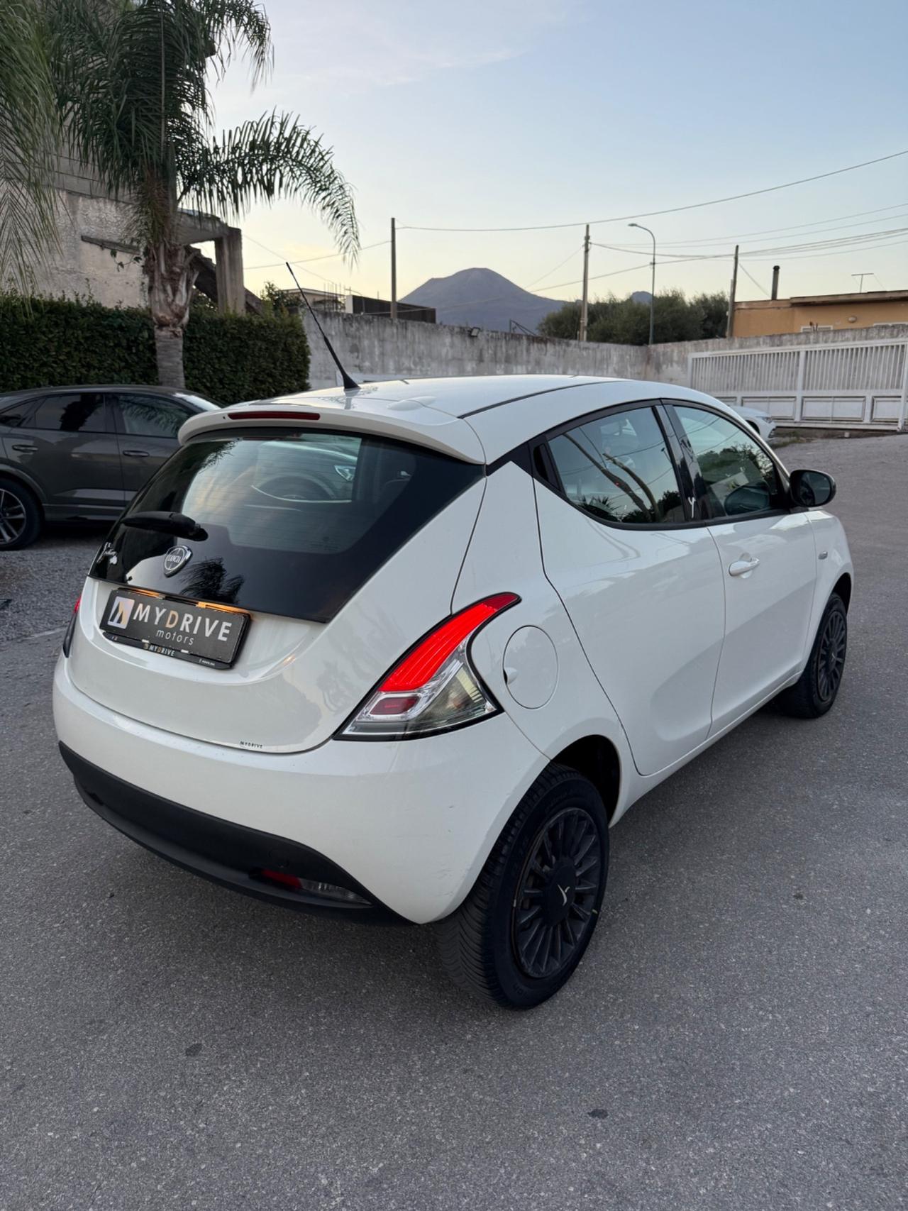 Lancia Ypsilon 0.9 TwinAir 85 CV 5 porte Metano Ecochic Elefantino