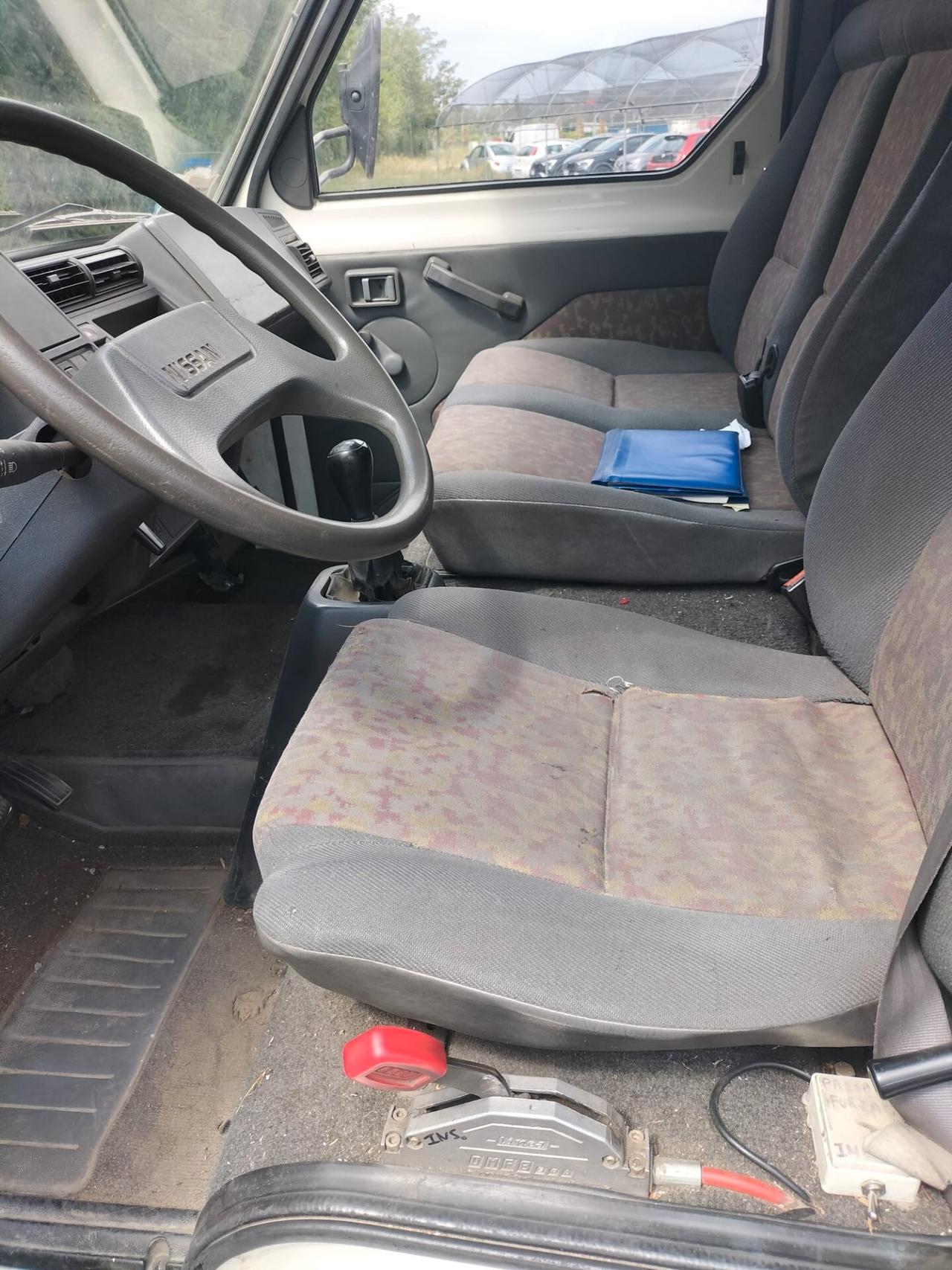Nissan Trade 100 3.0 turbodiesel CON AUTOGRU