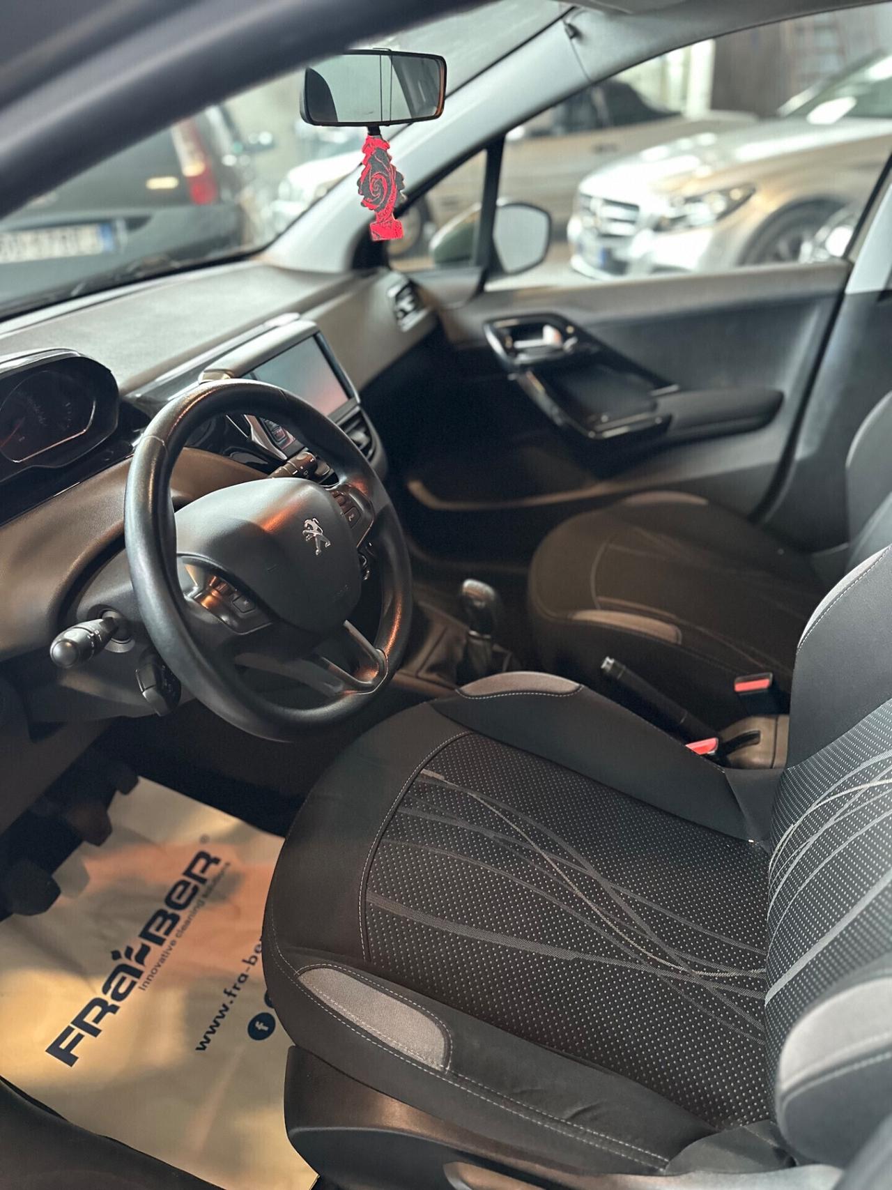 Peugeot 208 1.4 HDi 68 CV 5 porte Allure
