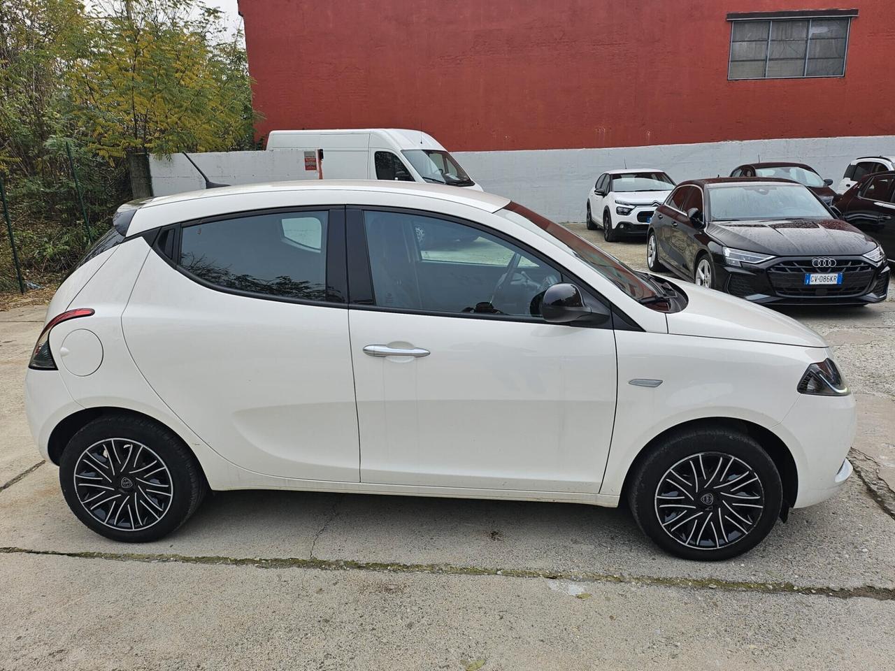 Lancia Ypsilon 1.0 FireFly 5 porte S&S Hybrid Silver