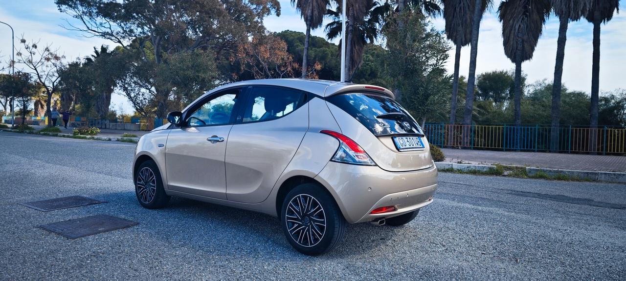 Lancia Ypsilon 1.0 FireFly 5 porte S&S Hybrid Ecochic Gold