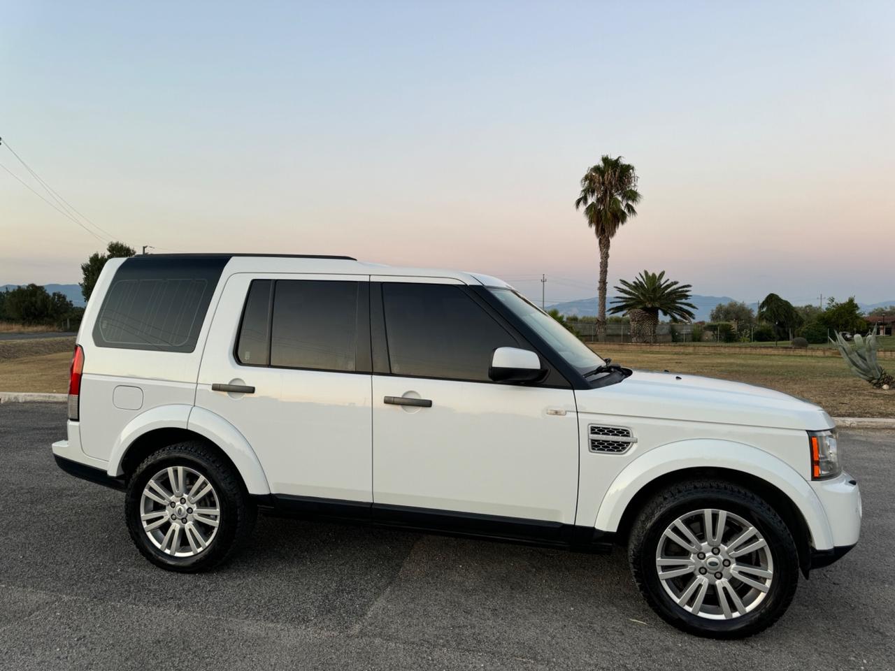 Land Rover Discovery 4 3.0 SDV6 245CV Black&White Limited Edition