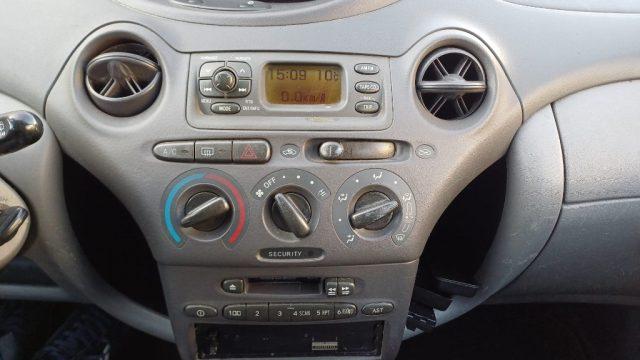 TOYOTA Yaris 1.3i 16V cat 5 porte Luna