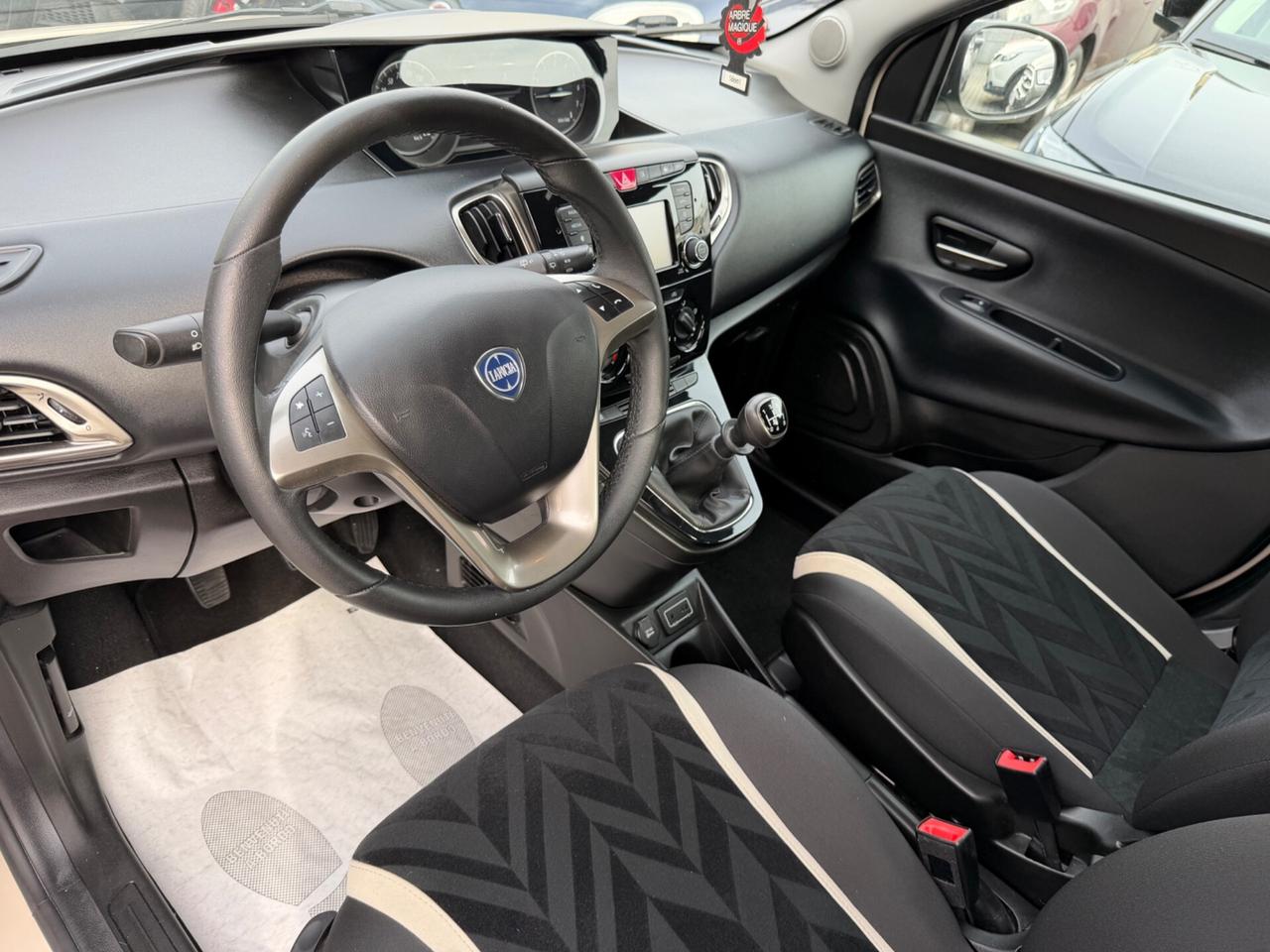 LANCIA YPSILON 1.2 NEOPATENTATI KM 26 MILA !!!