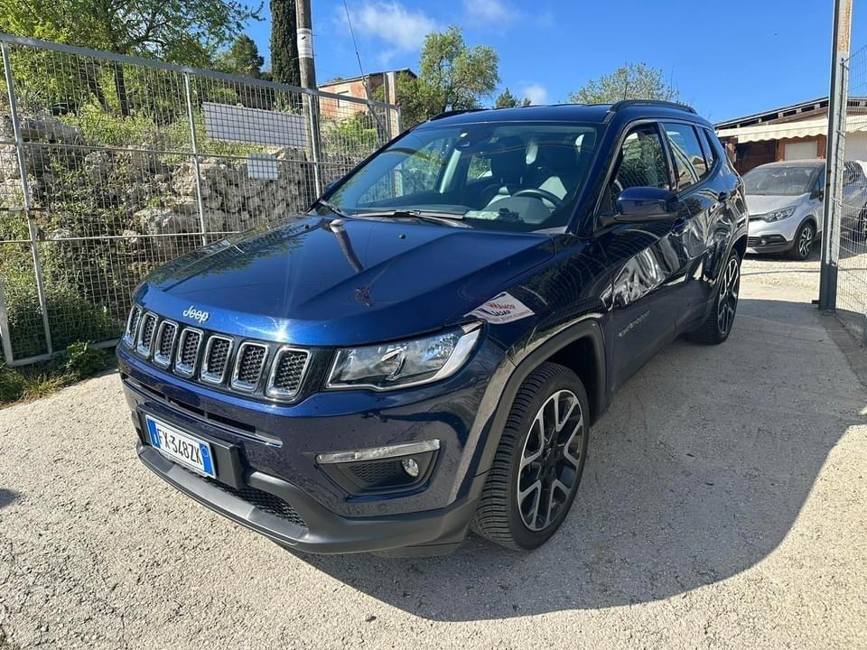 Nuovo Arrivo Jeep Compass modello Longitude 1.6 Mjet 120 cavalli diesel vettura aziendale con soli 54000 km, la macchina ha cerco in lega diamantati bicolore da 19, sensori di parcheggio, telecamera posteriore, comandi al volante, comandi vocali, conness