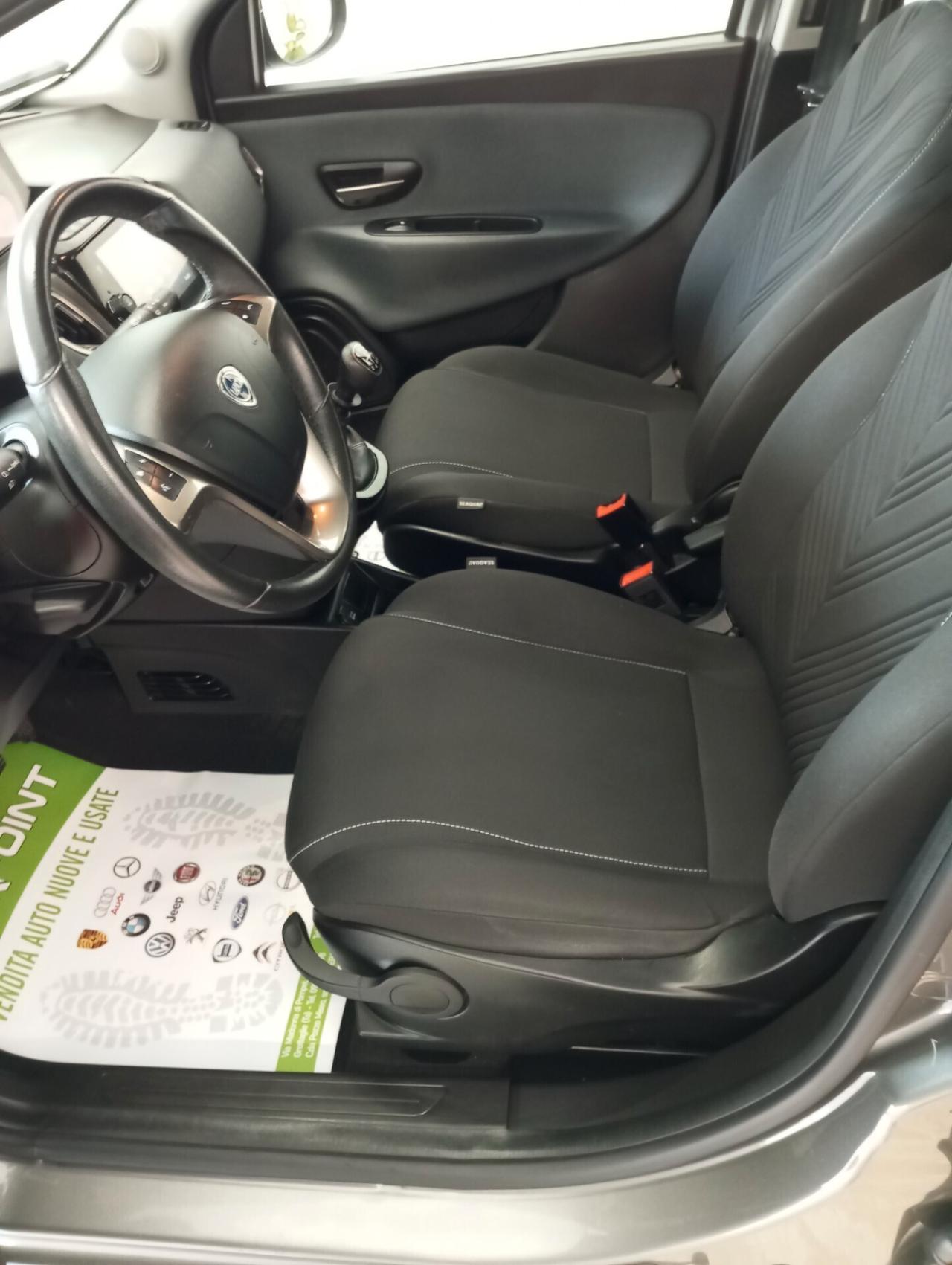 Lancia Ypsilon 1.0 FireFly 5 porte S&S Hybrid Ecochic Silver