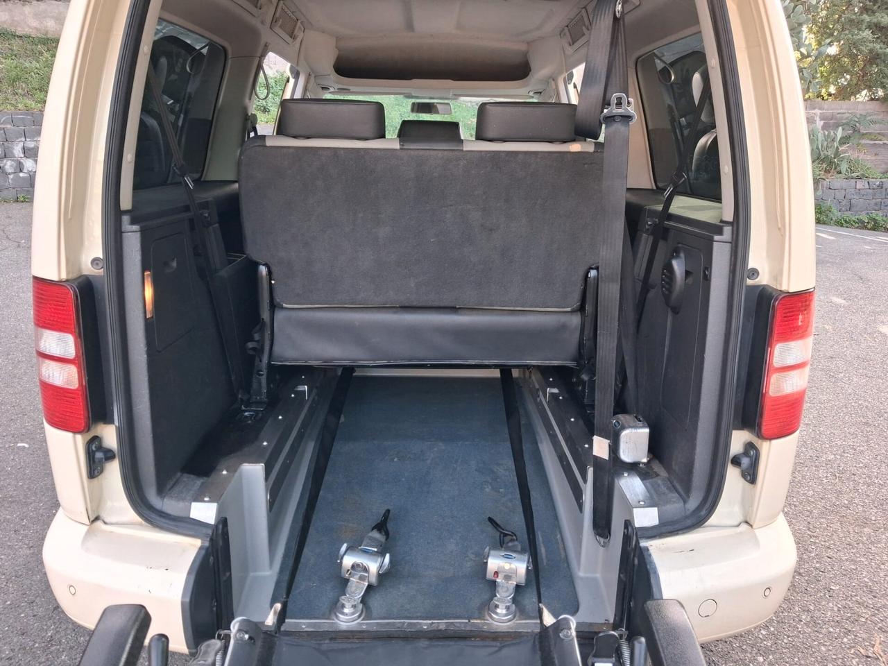 Volkswagen Caddy Pianale ribassato con rampa disabili in carrozzina