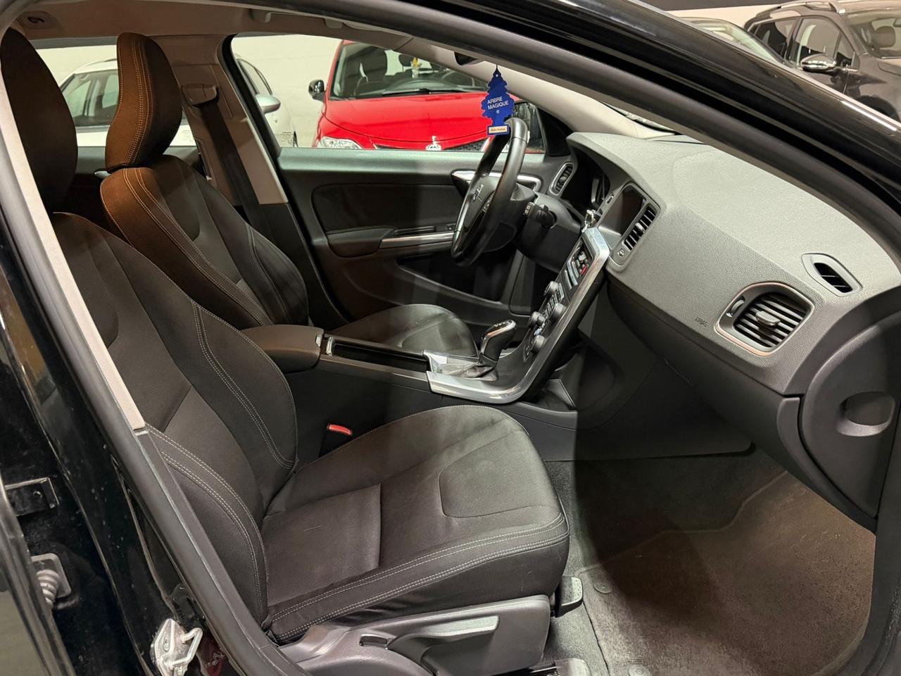 Volvo V60 D2 1.6 Powershift R-design Momentum