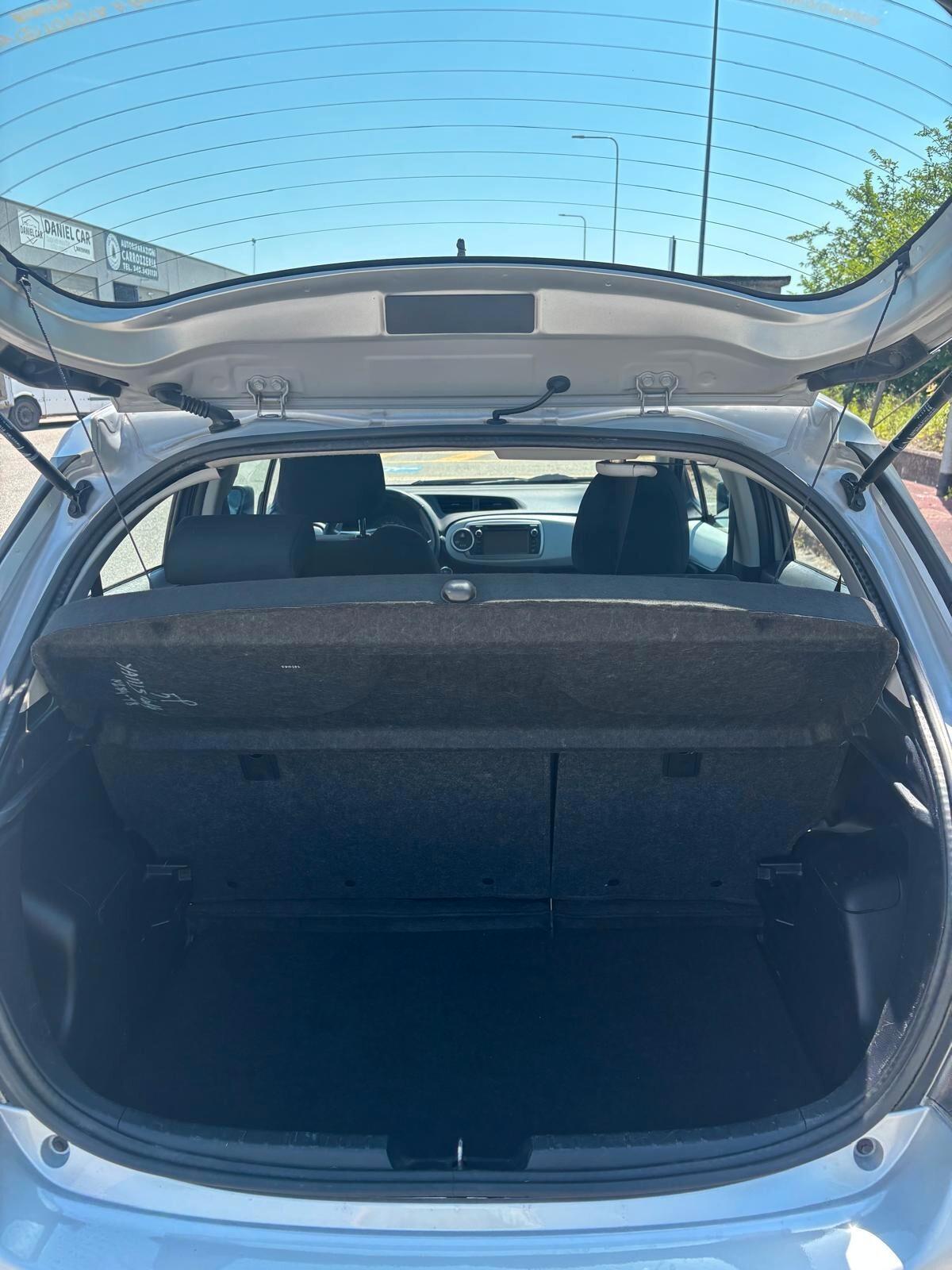 Toyota Yaris 1.5 Hybrid 5 porte Lounge Più GARANZIA UFFICIALE 3 ANNI TAGLIANDI CERTIFICATI KM ORIGINALI
