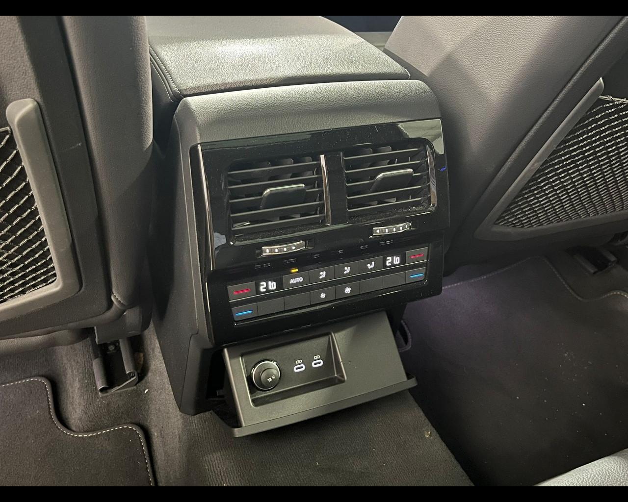 VOLKSWAGEN Touareg 3ª serie - Touareg 3.0 V6 TDI SCR R-Line