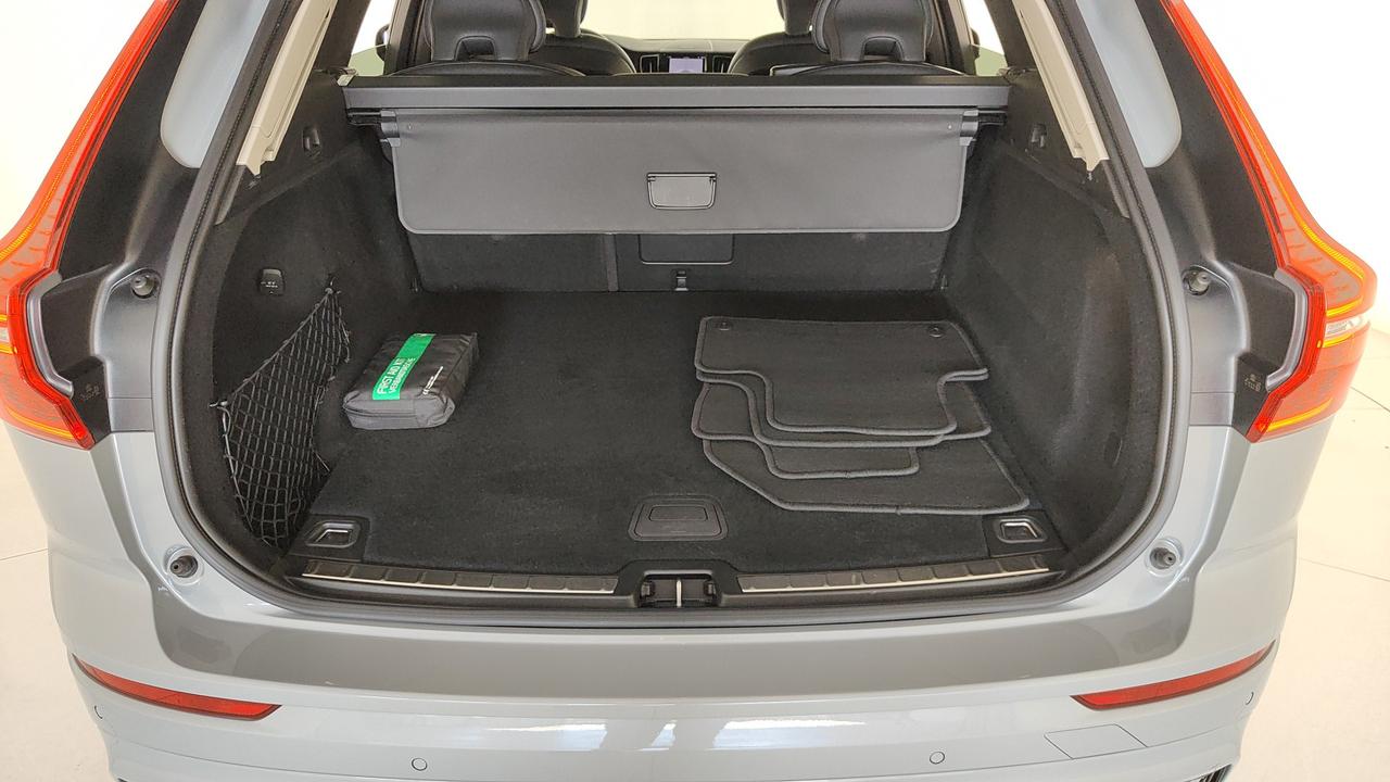 VOLVO XC60 2.0 b4 Plus Dark auto