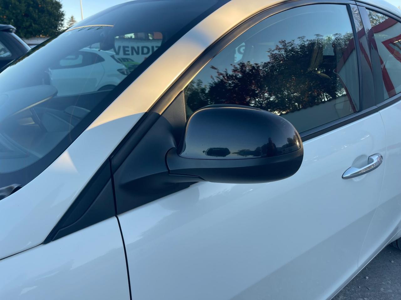 Lancia Ypsilon Gold Hybrid 1.0 FireFly 70cv