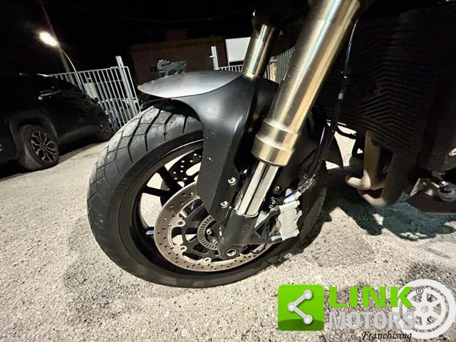 BENELLI Leoncino 800 .