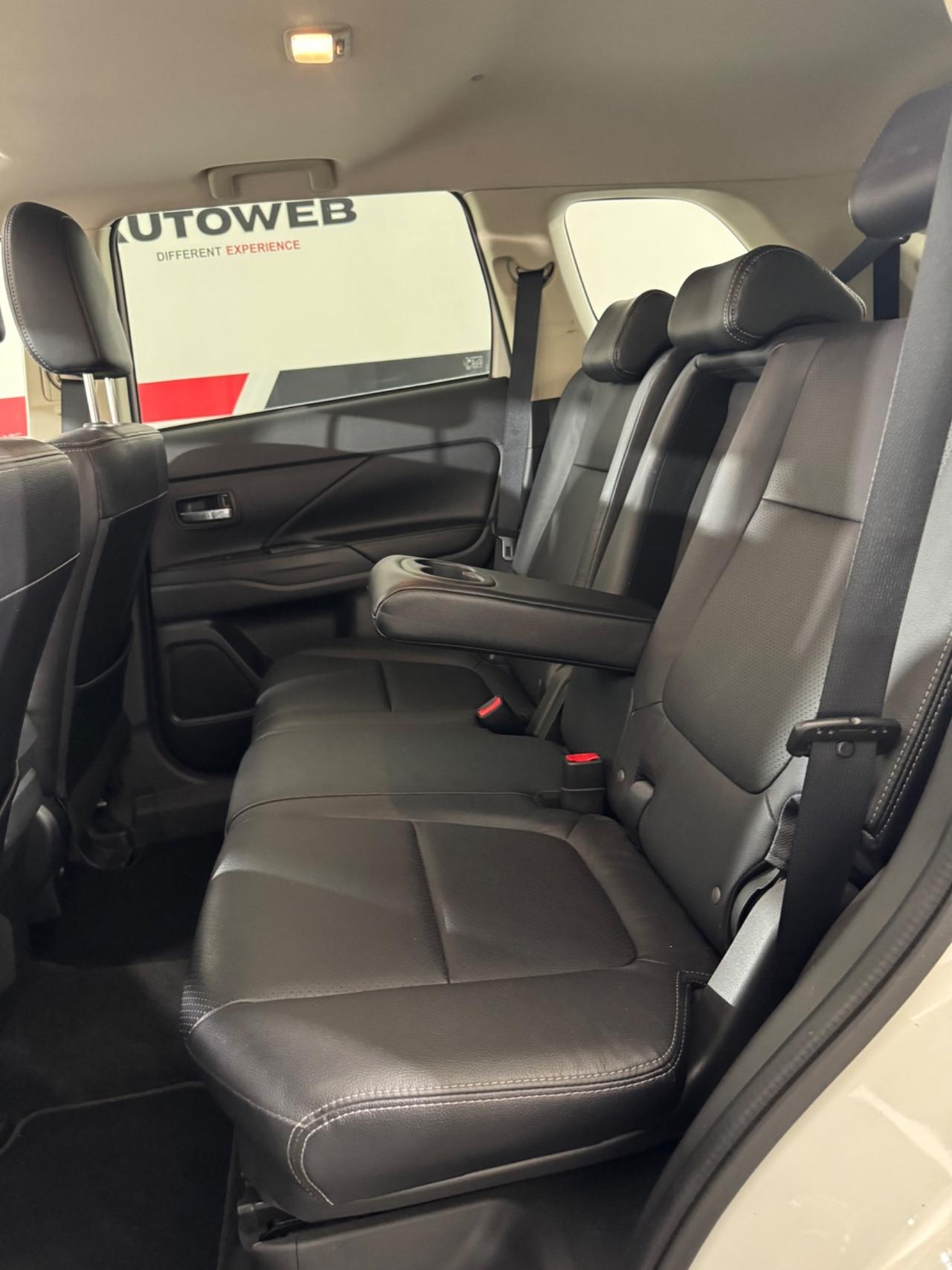 Mitsubishi Outlander 2.2 DI-D 4WD Instyle Plus SDA 7 posti