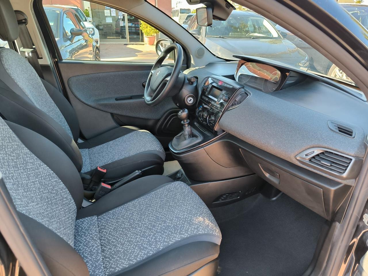 Lancia Ypsilon 1.0 FireFly 5 porte S&S Hybrid Ecochic Silver