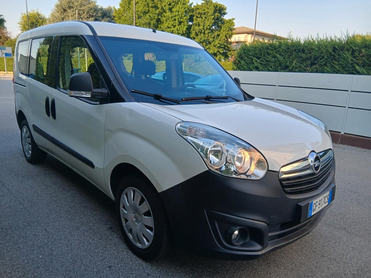 Opel Combo N1 5 posti GPL autocarro tua a € 164 mese