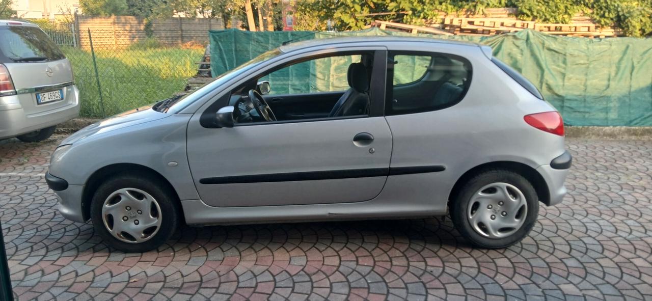 Peugeot 206 1.pochi km neopatentati
