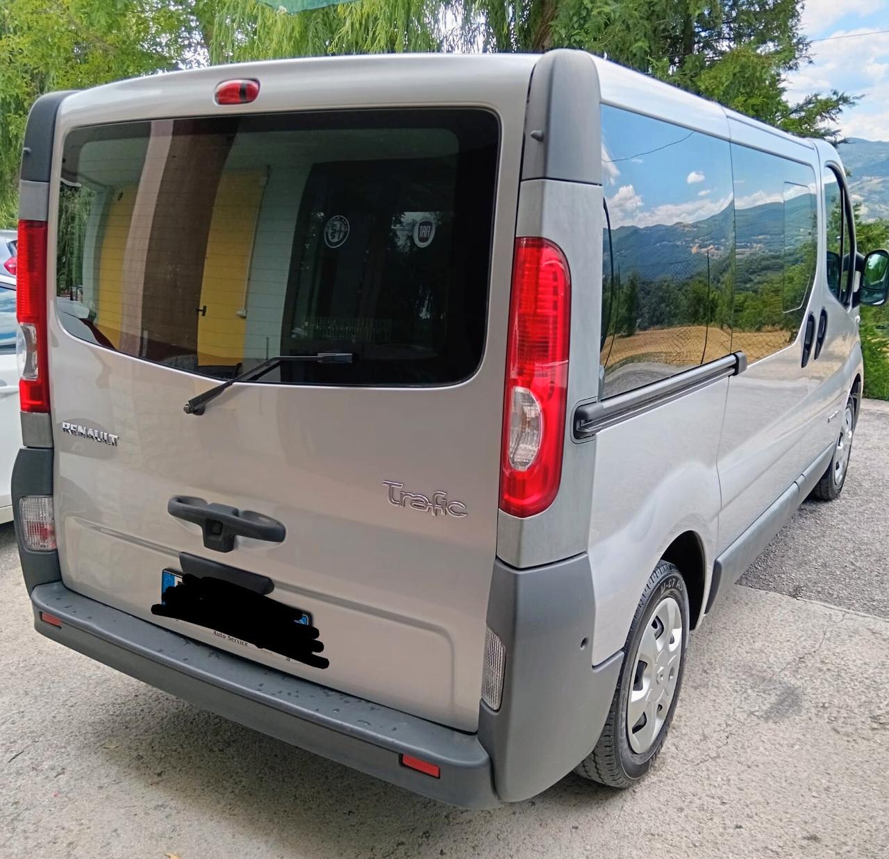 Renault Trafic. 9 posti