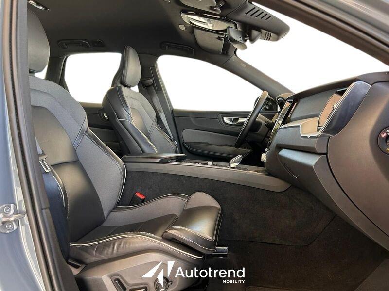 Volvo XC60 B4 197+14 CV AWD Mild Hybrid Automatico Plus Dark N1 Autocarro