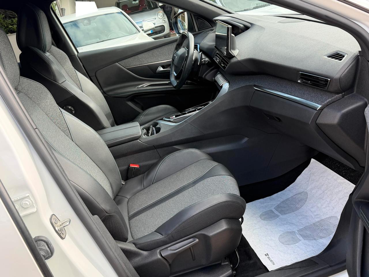 Peugeot 3008 1.5 BLUEHDI 130 cv. AT8 ALLURE (Nav)