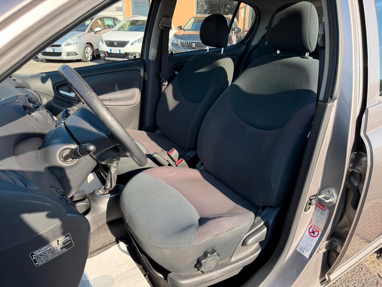 Toyota Yaris 1.4 -4D 75CV 5 PORTE SOL 2004