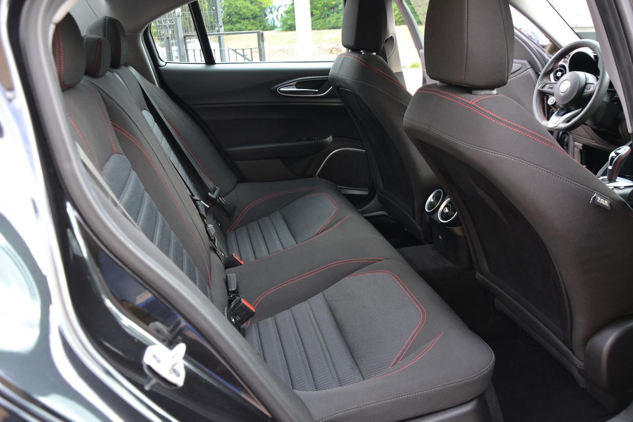 Alfa Romeo Giulia 2.0 TURBO 200CV AT8! Prezzo vero senza vincoli Unipro, fatturabile e italiana Garanzia 12 mesi inclusa!
