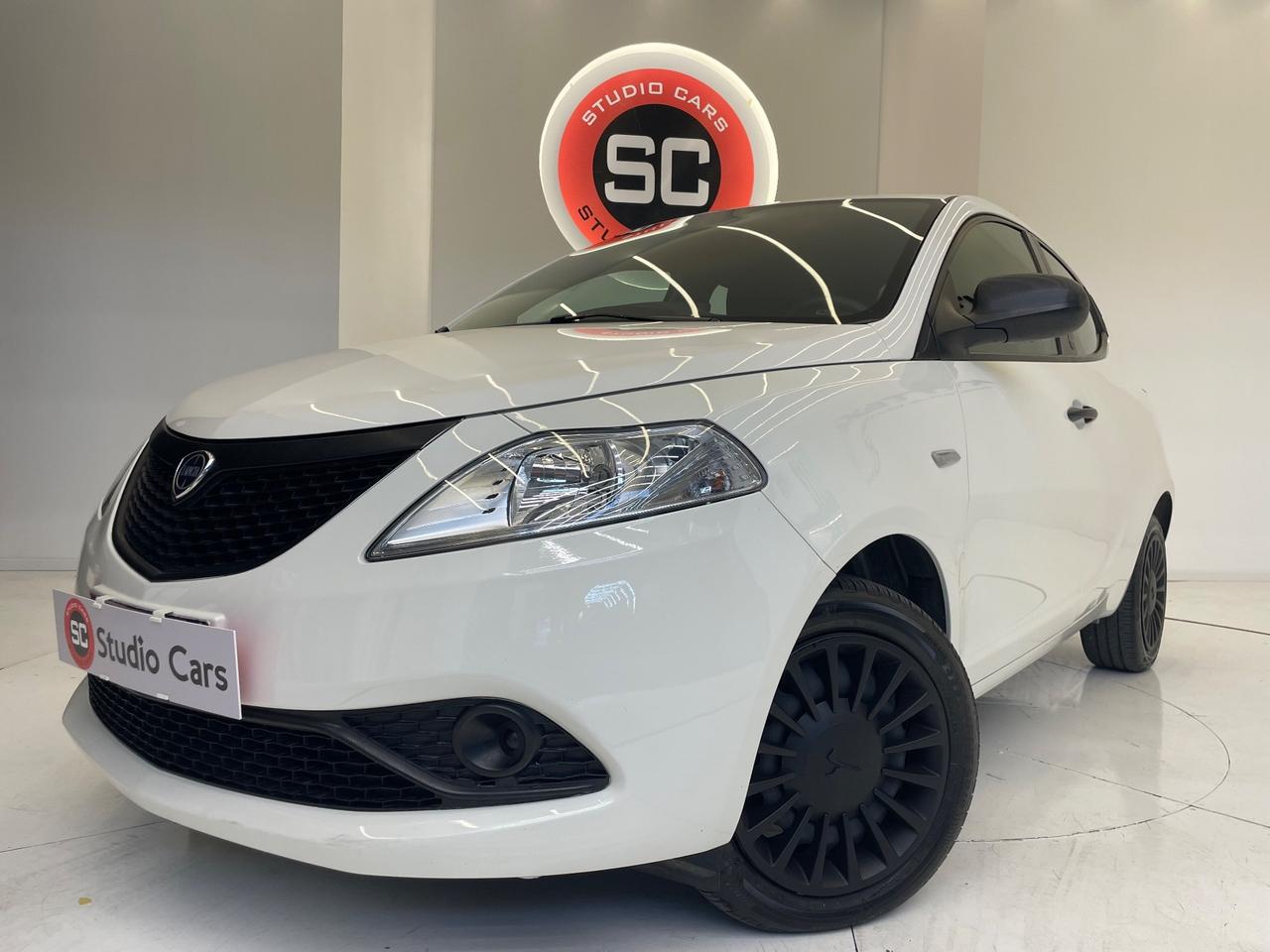 Lancia Ypsilon 1.0 FireFly 5 porte S&S Hybrid Ecochic Silver