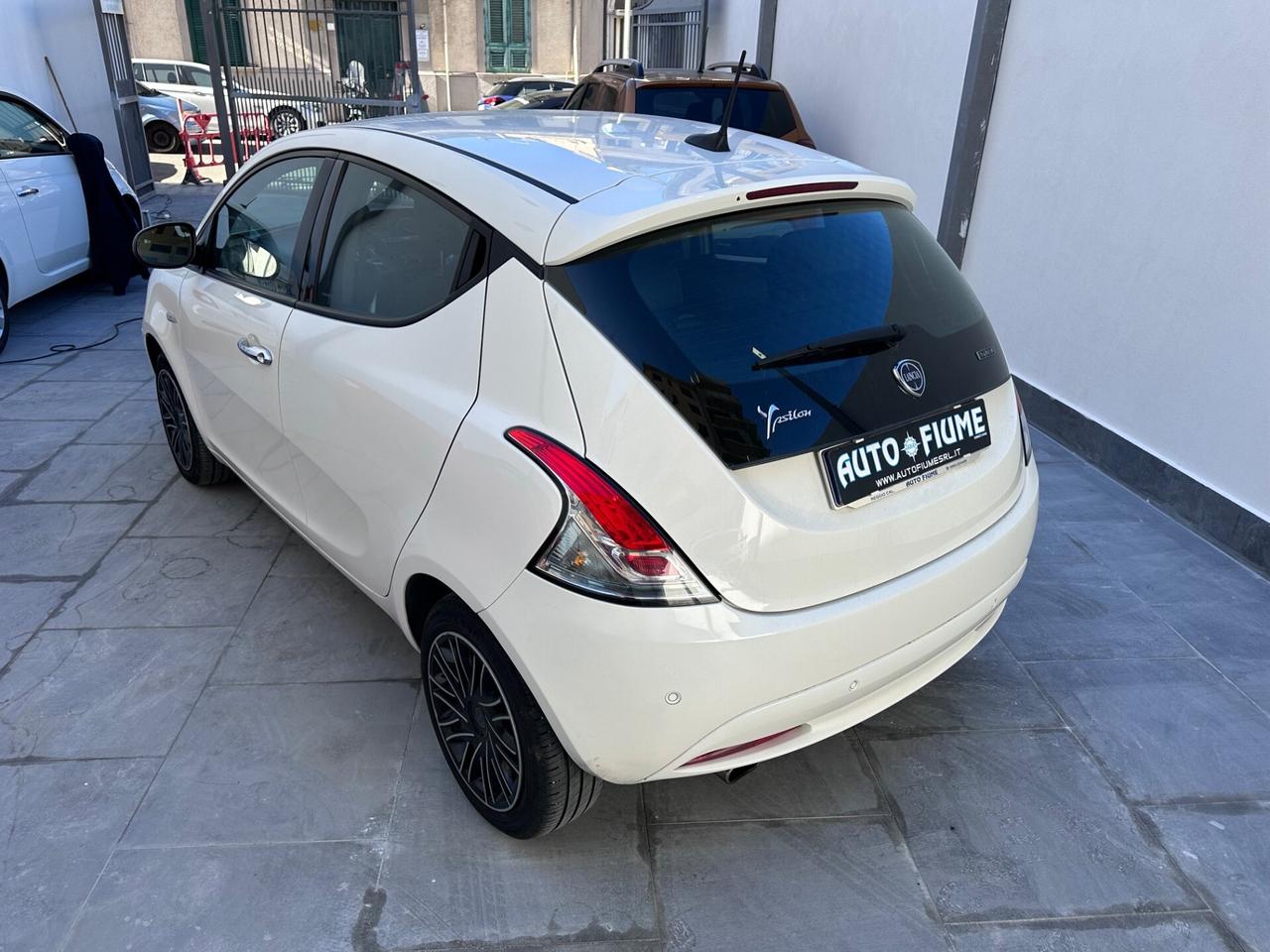 Lancia Ypsilon 1.0 FireFly 5 porte S&S Hybrid Ecochic Silver