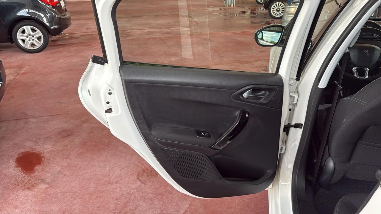 Peugeot 208 PureTech 82 5 porte Allure