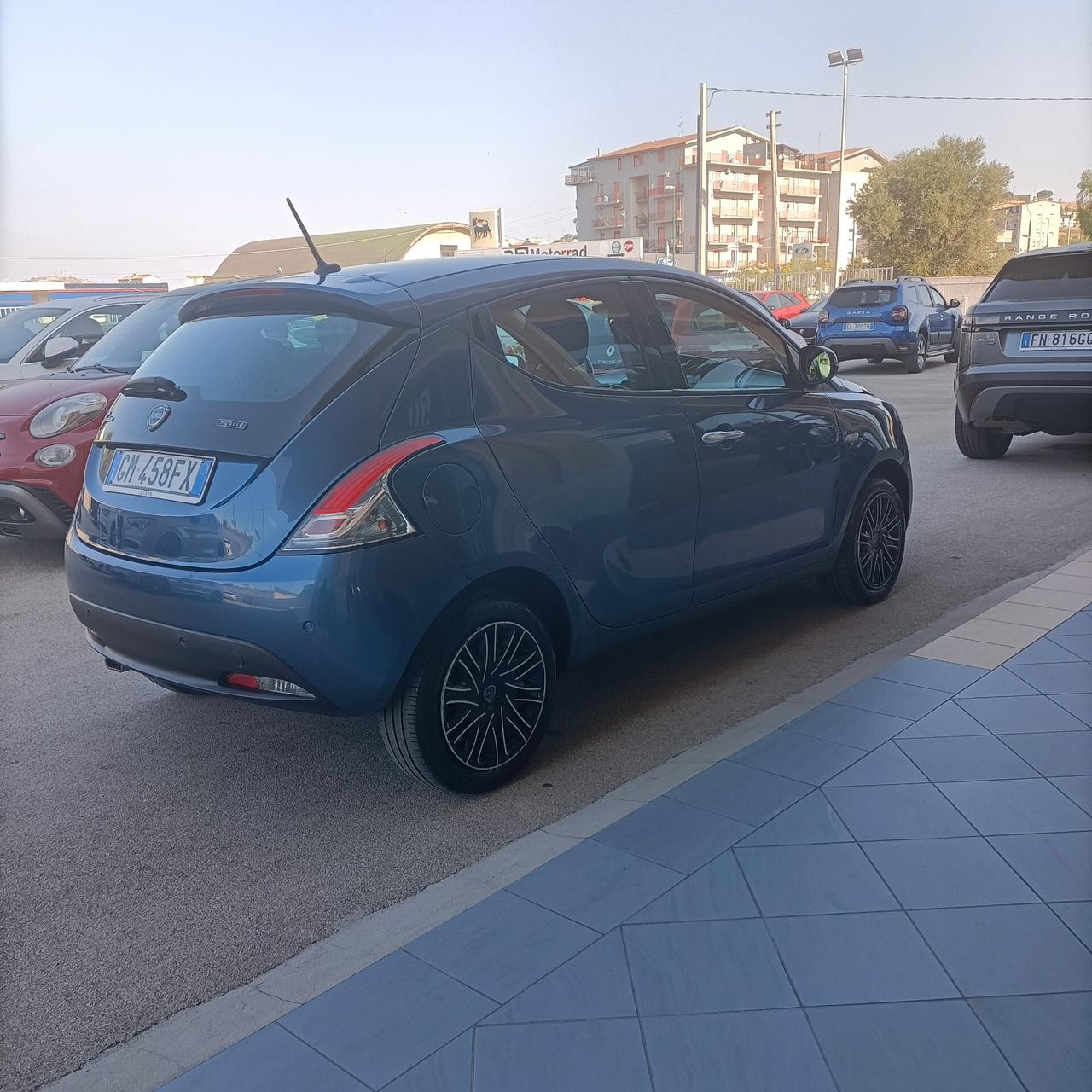 Lancia Ypsilon 1.0 FireFly 5 porte S&S Hybrid Silver