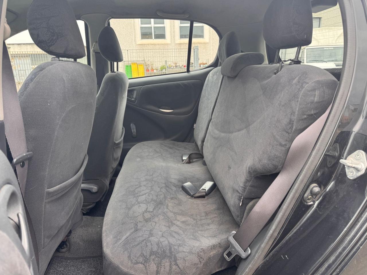 Toyota Yaris 1.0i 16V cat 5 porte Sol